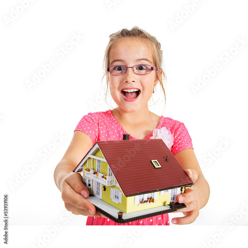 Photo: Mädchen mit Miniatur Haus lacht vor Freude Mädchen mit Miniatur Haus lacht vor Freude