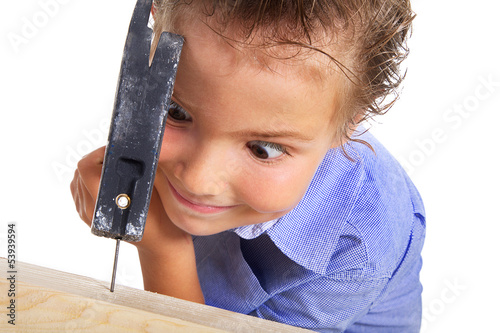 Photo: Kind beim Handwerken mit Hammer Kind beim Handwerken mit Hammer