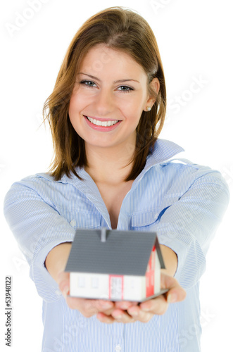 Photo: junge frau zeigt modellhaus junge frau zeigt modellhaus