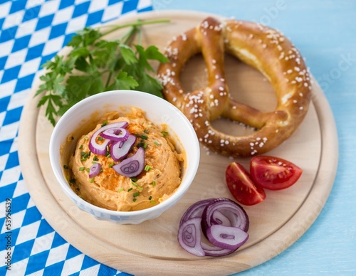 Photo: Obatzda mit Gemüse und Brezel Obatzda mit Gemüse und Brezel