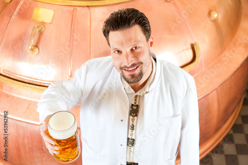 Photo: Braumeister mit Bier in einer Brauerei Braumeister mit Bier in einer Brauerei