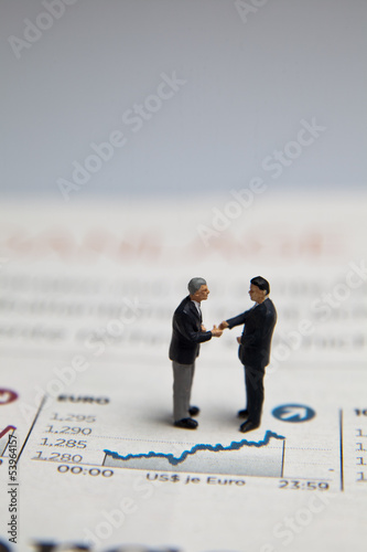 Photo: Konzept Börse und Geldanlage mit Aktienchart und Figur Konzept Börse und Geldanlage mit Aktienchart und Figur