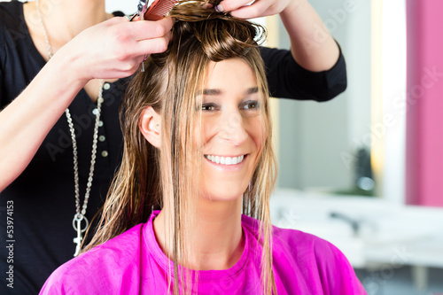 Photo: Frau bei Friseurin erhält Haarschnitt Frau bei Friseurin erhält Haarschnitt