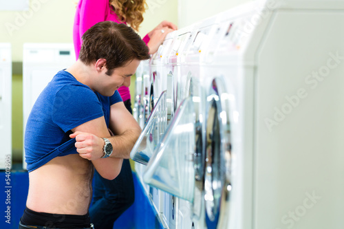 Photo: Studenten in einem Waschsalon Studenten in einem Waschsalon