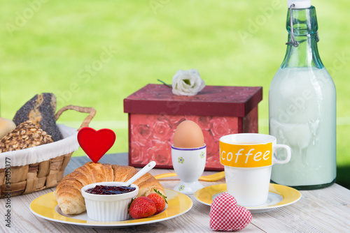 Photo: frühstück mit geschenk frühstück mit geschenk