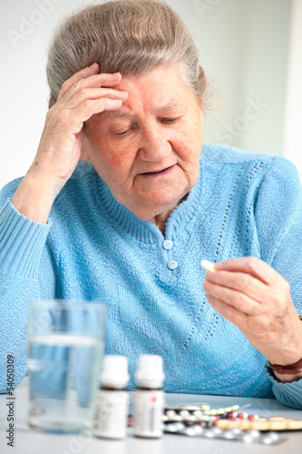 Photo: Tabletten einnehmen Tabletten einnehmen