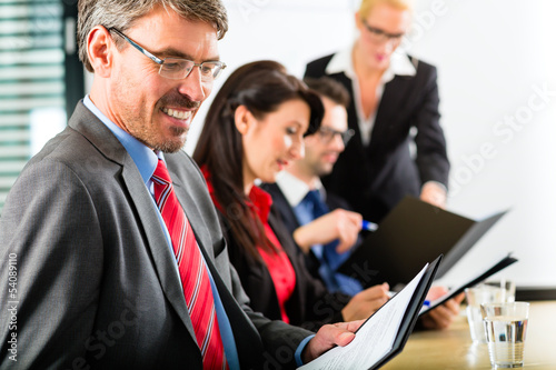 Photo: Team Business - Besprechung oder Meeting im Büro Team Business - Besprechung oder Meeting im Büro