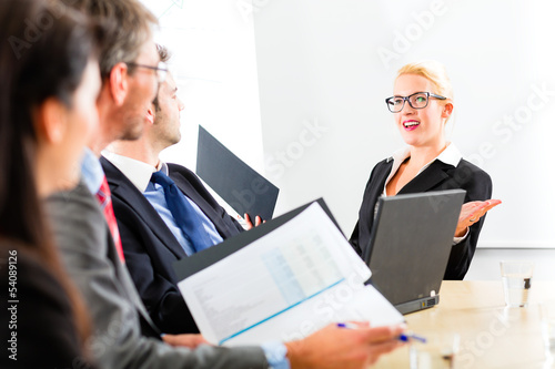Photo: Team Business - Besprechung oder Meeting im Büro Team Business - Besprechung oder Meeting im Büro