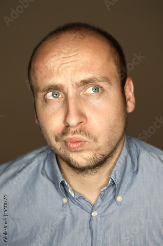 Photo: junger mann überlegt junger mann überlegt