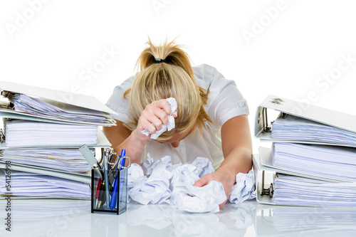 Photo: Frau im Büro mit Burnout Frau im Büro mit Burnout