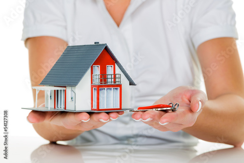 Photo: Immobilienmaklerin mit Haus und Schlüßel Immobilienmaklerin mit Haus und Schlüßel