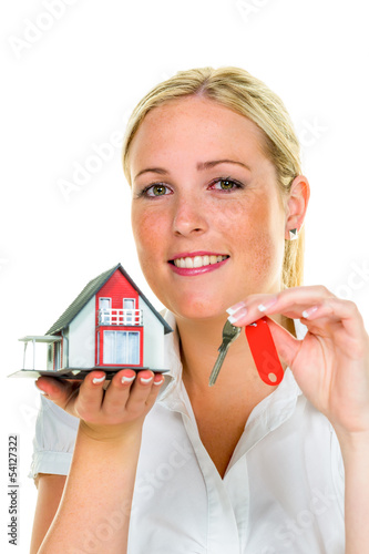 Photo: Immobilienmaklerin mit Haus und Schlüßel Immobilienmaklerin mit Haus und Schlüßel