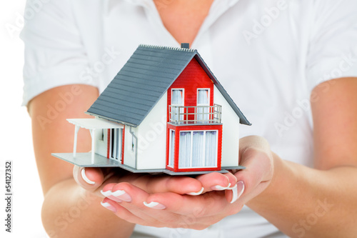 Photo: Immobilienmaklerin mit Haus und Schlüßel Immobilienmaklerin mit Haus und Schlüßel