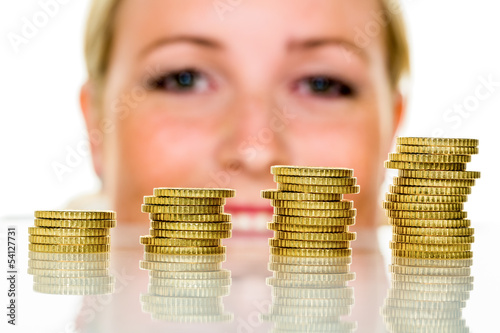 Photo: Frau mit Münzstapel beim Geld sparen Frau mit Münzstapel beim Geld sparen