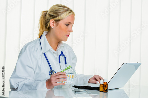 Photo: Arzt schreibt ein Rezept für Tabletten Arzt schreibt ein Rezept für Tabletten