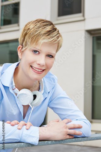 Photo: Portrait einer jungen Frau mit Kopfhörer Portrait einer jungen Frau mit Kopfhörer