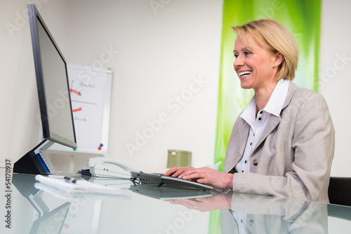 Photo: lächelnde sekretärin am computer lächelnde sekretärin am computer