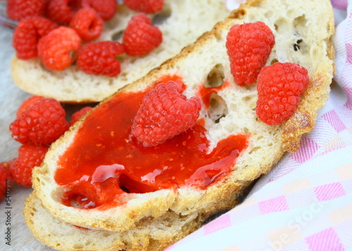 Photo: tartine de confiture de framboises tartine de confiture de framboises