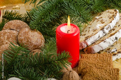 Photo: Kerze und Weihnachtsgebäck Kerze und Weihnachtsgebäck