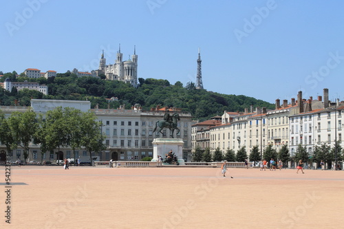 Photo: Place Bellecour et colline de Fourvière à Lyon Place Bellecour et colline de Fourvière à Lyon