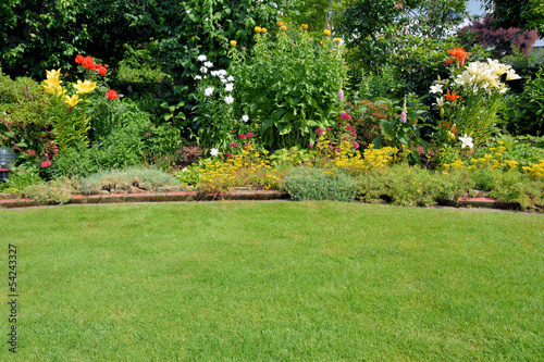 Photo: Gartenansicht mit Rasen und Stauden Gartenansicht mit Rasen und Stauden