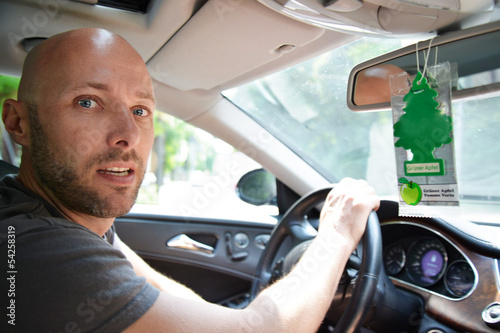 Photo: junger Mann fährt Auto junger Mann fährt Auto