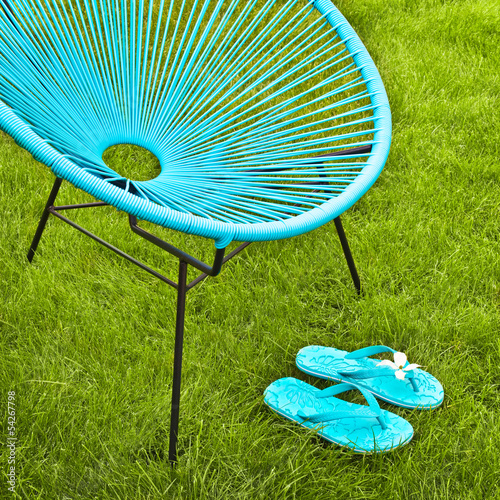 Photo: Fauteuil de jardin et sandales bleues Fauteuil de jardin et sandales bleues