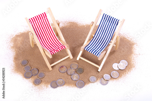 Photo: 1 und 2 Euro-Münzen liegen vor Spielzeug Liegen 1 und 2 Euro-Münzen liegen vor Spielzeug Liegen
