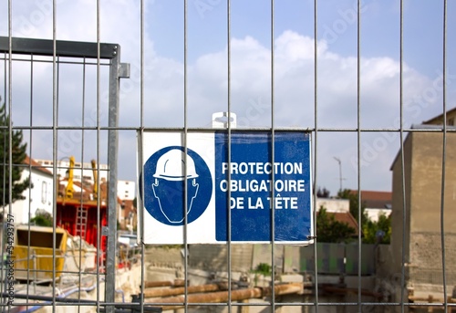 Photo: panneau: protection obligatoire de la tête panneau: protection obligatoire de la tête