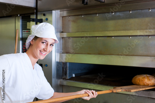 Photo: Bäckerin beim Brotbacken Bäckerin beim Brotbacken