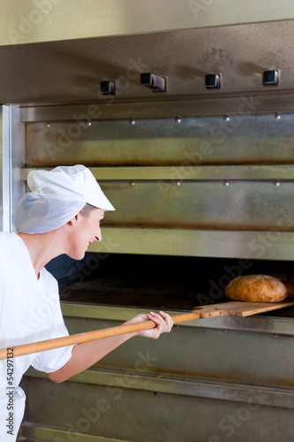 Photo: Bäckerin beim Brotbacken Bäckerin beim Brotbacken