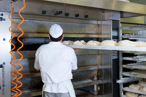 Photo: Bäcker beim Brotbacken Bäcker beim Brotbacken