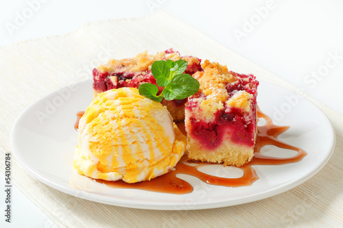 Photo: Berry fruit crumble slices with ice cream Berry fruit crumble slices with ice cream