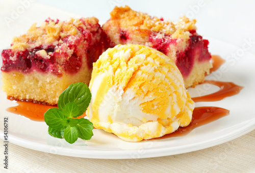 Photo: Berry fruit crumble slices with ice cream Berry fruit crumble slices with ice cream
