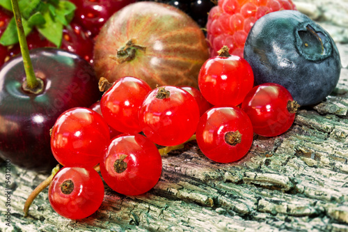 Photo: Obst auf Holzbrett, Nahaufnahme Obst auf Holzbrett, Nahaufnahme