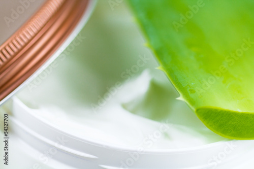 Photo: pot de crème hydratante pour le corps et aloe vera pot de crème hydratante pour le corps et aloe vera