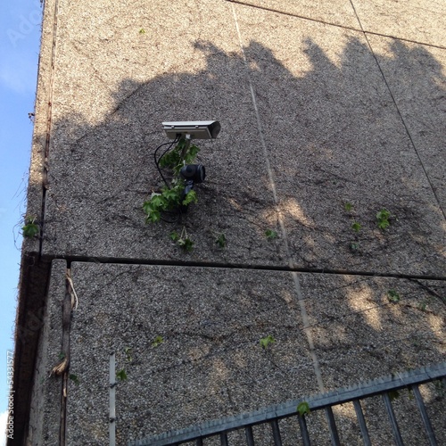 Instant Collection: Überwachungskamera an Hauswand Überwachungskamera an Hauswand