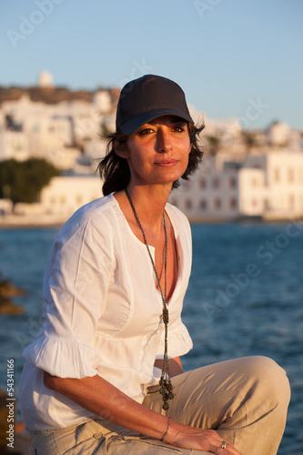 Photo: Donna con cappellino in viaggio Donna con cappellino in viaggio