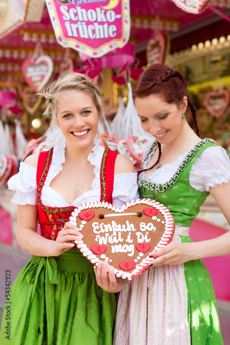 Photo: Junge Frauen in traditionellem Dirndl beim Frühlingsfest Junge Frauen in traditionellem Dirndl beim Frühlingsfest