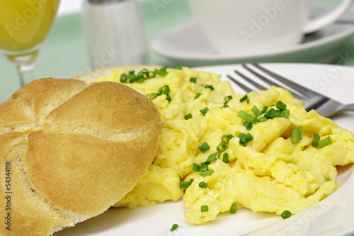 Photo: Rührei mit Schnittlauch und Brötchen Rührei mit Schnittlauch und Brötchen