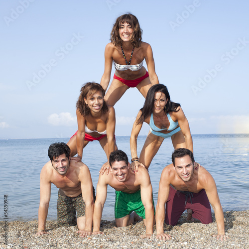 Photo: Menschenpyramide am Strand Menschenpyramide am Strand