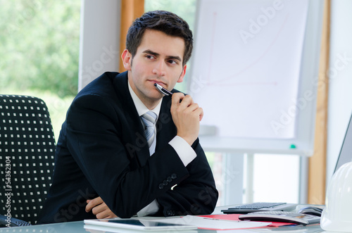 Photo: nachdenklicher businessmann nachdenklicher businessmann
