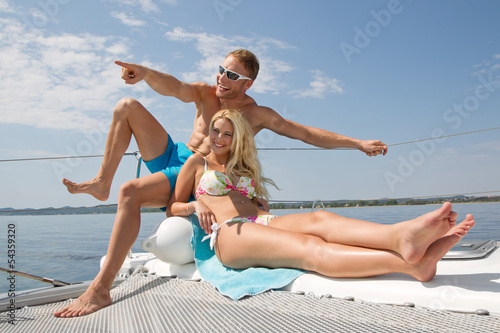 Photo: Traumurlaub - junges Paar im Sommer im Badeanzug am Meer Traumurlaub - junges Paar im Sommer im Badeanzug am Meer