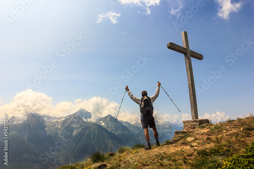 Photo: Arrivo in cima alla vetta con croce Arrivo in cima alla vetta con croce