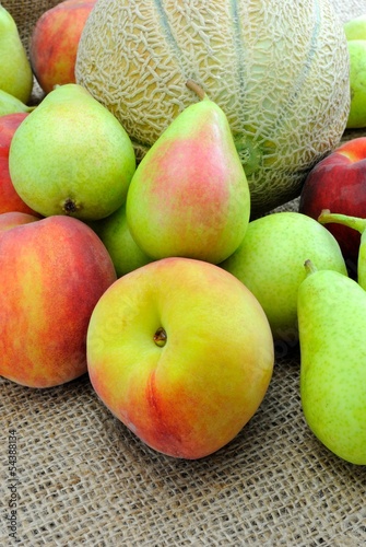 Photo: Frutta. Melone, pesche e pere Frutta. Melone, pesche e pere