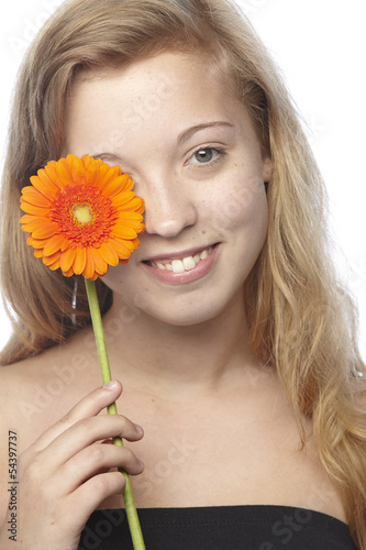 Photo: Junge Frau - Portrait mit orangefarbener Gerbera Junge Frau - Portrait mit orangefarbener Gerbera
