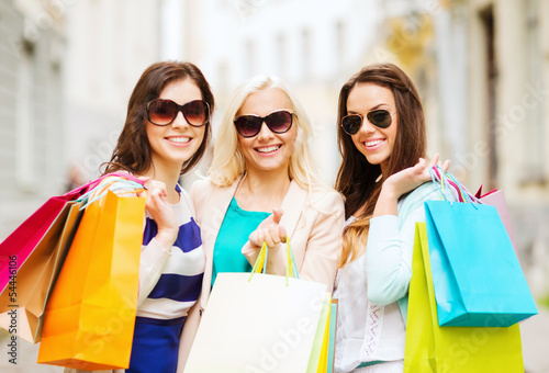 Photo: girls with shopping bags in ctiy girls with shopping bags in ctiy