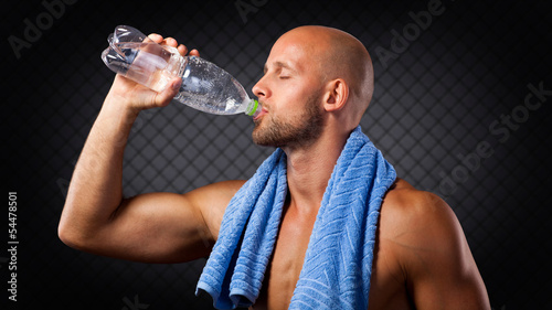 Photo: Sportler trinkt Wasser Sportler trinkt Wasser