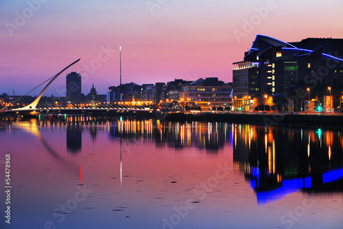 Zdjęcie XXL Północny bank rzeczny Liffey przy Dublin centrum miasta przy nocą