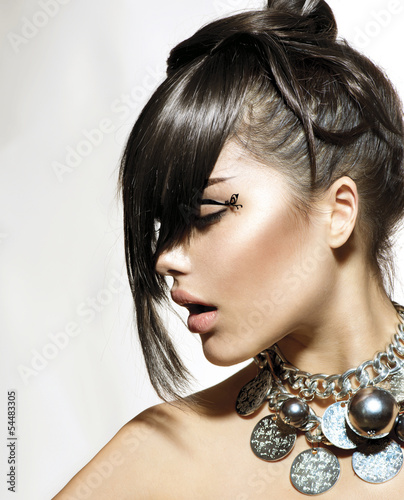Photo: Fashion Glamour Beauty Girl With Stylish Hairstyle and Makeup Fashion Glamour Beauty Girl With Stylish Hairstyle and Makeup